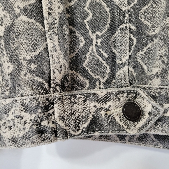 Blank NYC Women's Snake Along Python Print Denim Jacket size XS - Picture 8 of 12